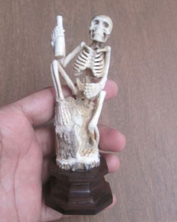 Human-Skeleton-Figure-Hold-Bottle-Bone-Carving-(2)