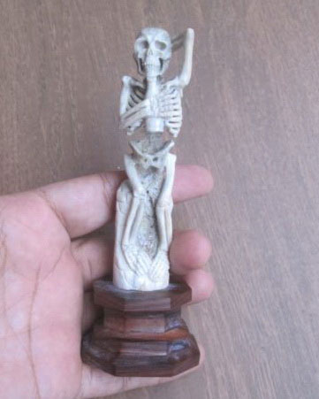 Human-Skeleton-Figure-Hold-Bottle-Bone-Carving-(3)