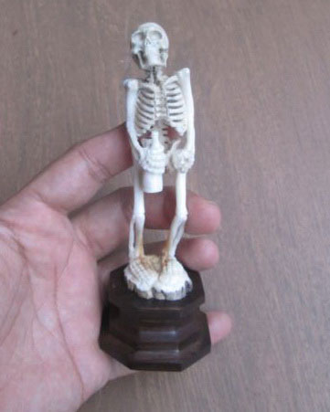 Human-Skeleton-Figure-Hold-Bottle-Bone-Carving-(4)