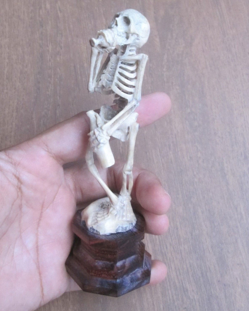 Human-Skeleton-Figure-Hold-Bottle-Bone-Carving-(5)