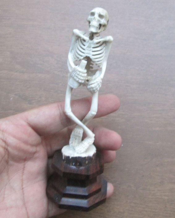 Human-Skeleton-Figure-Hold-Bottle-Bone-Carving-(7)