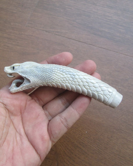 Snake-Bone-Knife-Handle-Carving-1