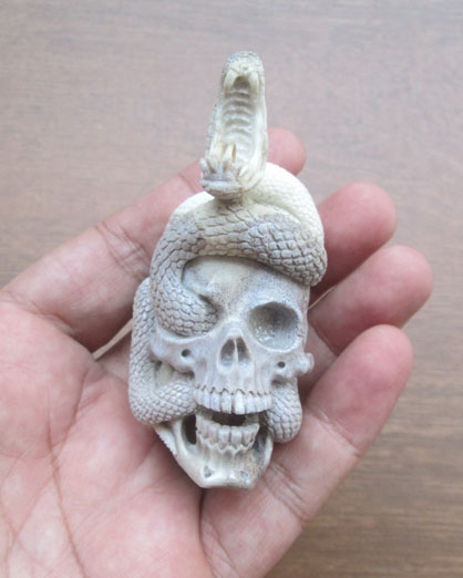 Snake-Wrapped-Around-The-Skull-Carving-1