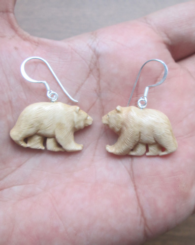 Brown-Alaskan-Grizzly-Bear-Hunting-Carved-Bone-Earring-(1)