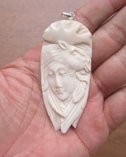 Brown Howling Wolf Carved Bone Pendants for Wholesale